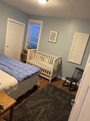 5 bedrooms, iron/ironing board, WiFi, bed sheets - Large 5 bedroom, 3 bathroom house for rent for single/multiple families.  (Williamsburg)