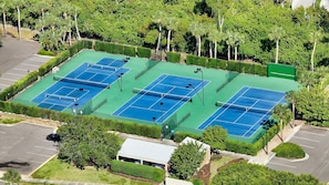 Sport court - Partial Beach View 2 Bedroom Condo (Longboat Key)