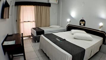 Quarto triplo luxo | Frigobar, escrivaninha, espaço de trabalho para notebook