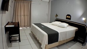 Minibar, bureau, espace de travail pour ordinateur portable