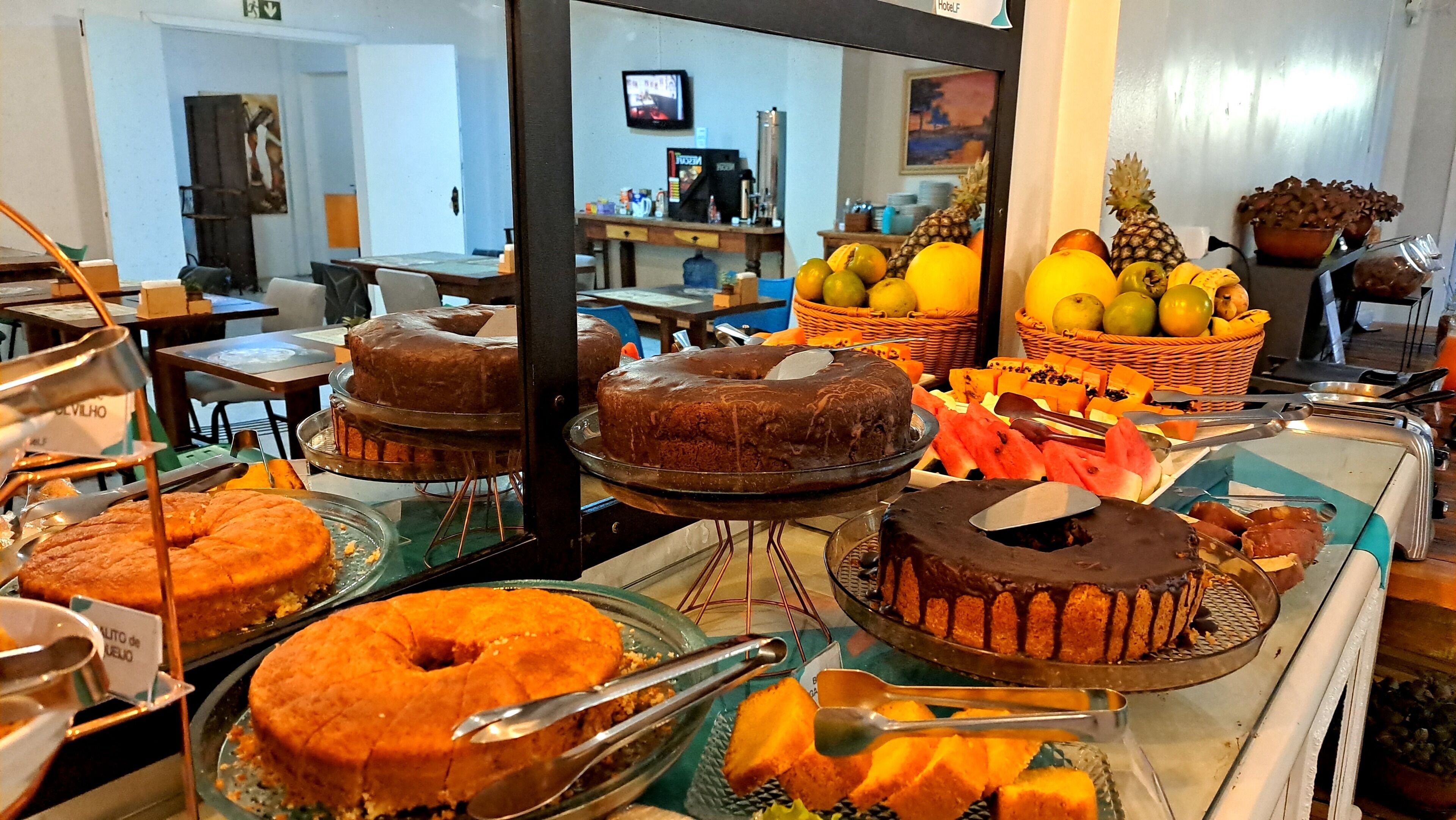 Un bufé con diversos postres y frutas.