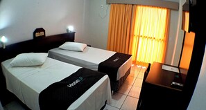 Minibar, escritorio, espacio para trabajar con laptop y wifi gratis 