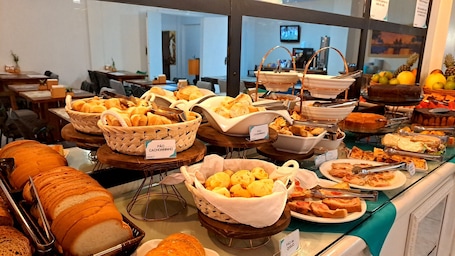 Free daily buffet breakfast . Hotel LF