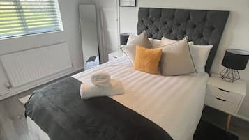 1 habitación, tabla de planchar con plancha, wifi y ropa de cama