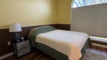 3 camere, una scrivania, ferro/asse da stiro, culla da viaggio