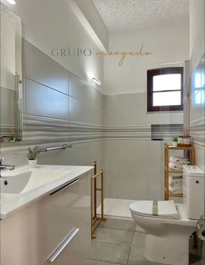 Departamento básico | Baño | Amenidades de baño gratuitas, secadora de cabello, toallas 