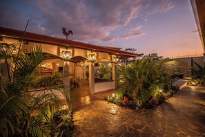 Property grounds - Luxurious Oasis/Transportation/Breakfast/Maid- Close To Beach (Jacó)