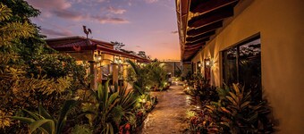 Luxurious Oasis/Transportation/Breakfast/Maid- Close To Beach
