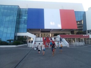 1 室のベッドルーム、セーフティボックス (室内)、デスク、アイロン / アイロン台