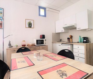 Fridge, microwave, coffee/tea maker, cookware/dishes/utensils - Clémenceau Plages (Cannes)