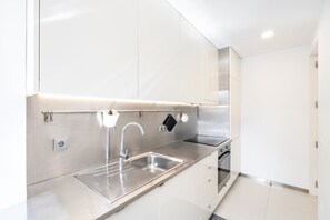 Fridge, microwave, oven, stovetop - VIVA  Nanda's  Place (Porto)