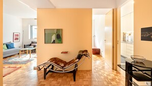 A modern living room with a chaise lounge, a glass coffee table, and a sofa. - VIVA  Nanda's  Place (Porto)