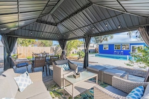 Outdoor dining - 4BR Oasis w/Pool & Firepit – Near AMI & IMG (Bradenton)
