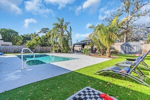 A heated pool - 4BR Oasis w/Pool & Firepit – Near AMI & IMG (Bradenton)