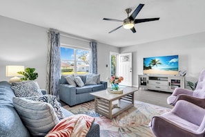 Smart TV, books - 4BR Oasis w/Pool & Firepit – Near AMI & IMG (Bradenton)