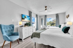 4 soverom, skrivebord, strykejern/-brett og reiseseng for barn