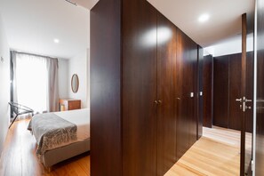 2 dormitorios, tabla de planchar con plancha, Internet y ropa de cama