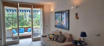 Delightful apartment in the countryside with private access to the beach