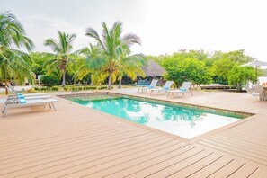 Una piscina al aire libre