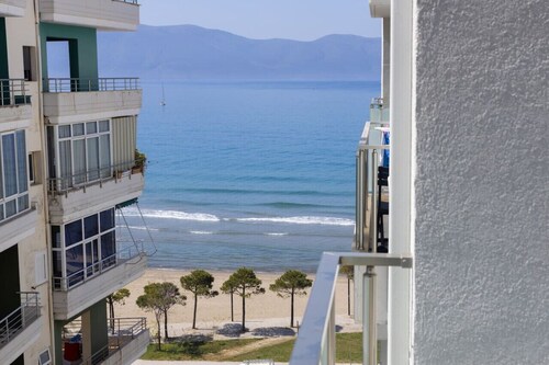 Central Seaview Apartment by PikHost