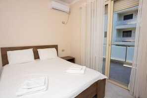 2 bedrooms, iron/ironing board, WiFi, bed sheets - Central Seaview Apartment (Vlorë)