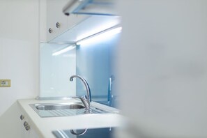 Fridge, oven, cookware/dishes/utensils, dining tables - Central Seaview Apartment (Vlorë)