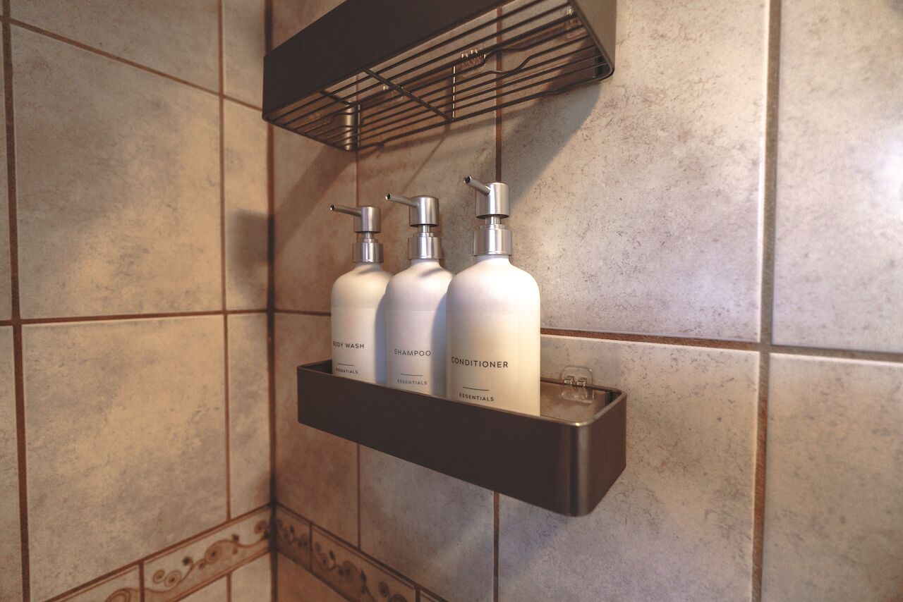 Asciugacapelli, asciugamani, sapone, shampoo