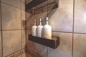 Haartrockner, Handtücher, Seife, Shampoo