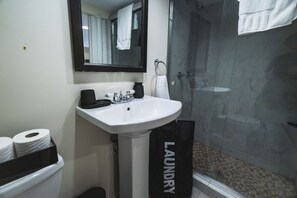 Asciugacapelli, asciugamani, sapone, shampoo
