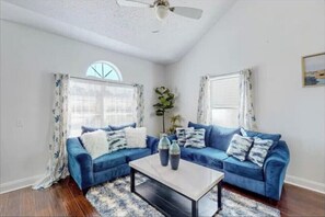 Living area - Palm Cove Blue Lagoon
(Panama City Beach)