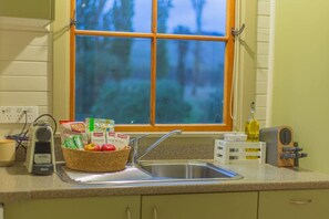 Geladeira, micro-ondas, cooktop, cafeteira/chaleira