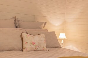 1 bedroom, desk, WiFi, bed sheets