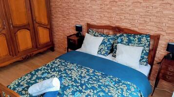 2 bedrooms, iron/ironing board, WiFi