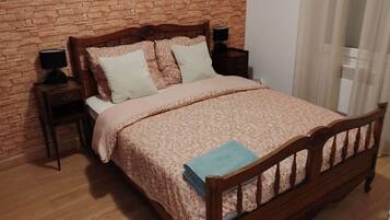 2 bedrooms, iron/ironing board, WiFi