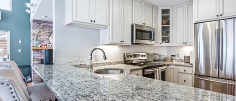 Réfrigérateur, four à micro-ondes, un four, surface de cuisson