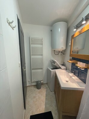 Dusj, håndklær, såpe og sjampo