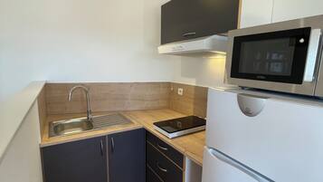 Réfrigérateur, micro-ondes, four, plaque de cuisson