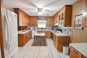 Fridge, microwave, oven, stovetop - Cozy 2BR 2BA 5 min to lake 20 min to downtown CLT (Charlotte)