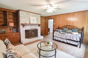 2 bedrooms, desk, free WiFi, bed sheets - Cozy 2BR 2BA 5 min to lake 20 min to downtown CLT (Charlotte)