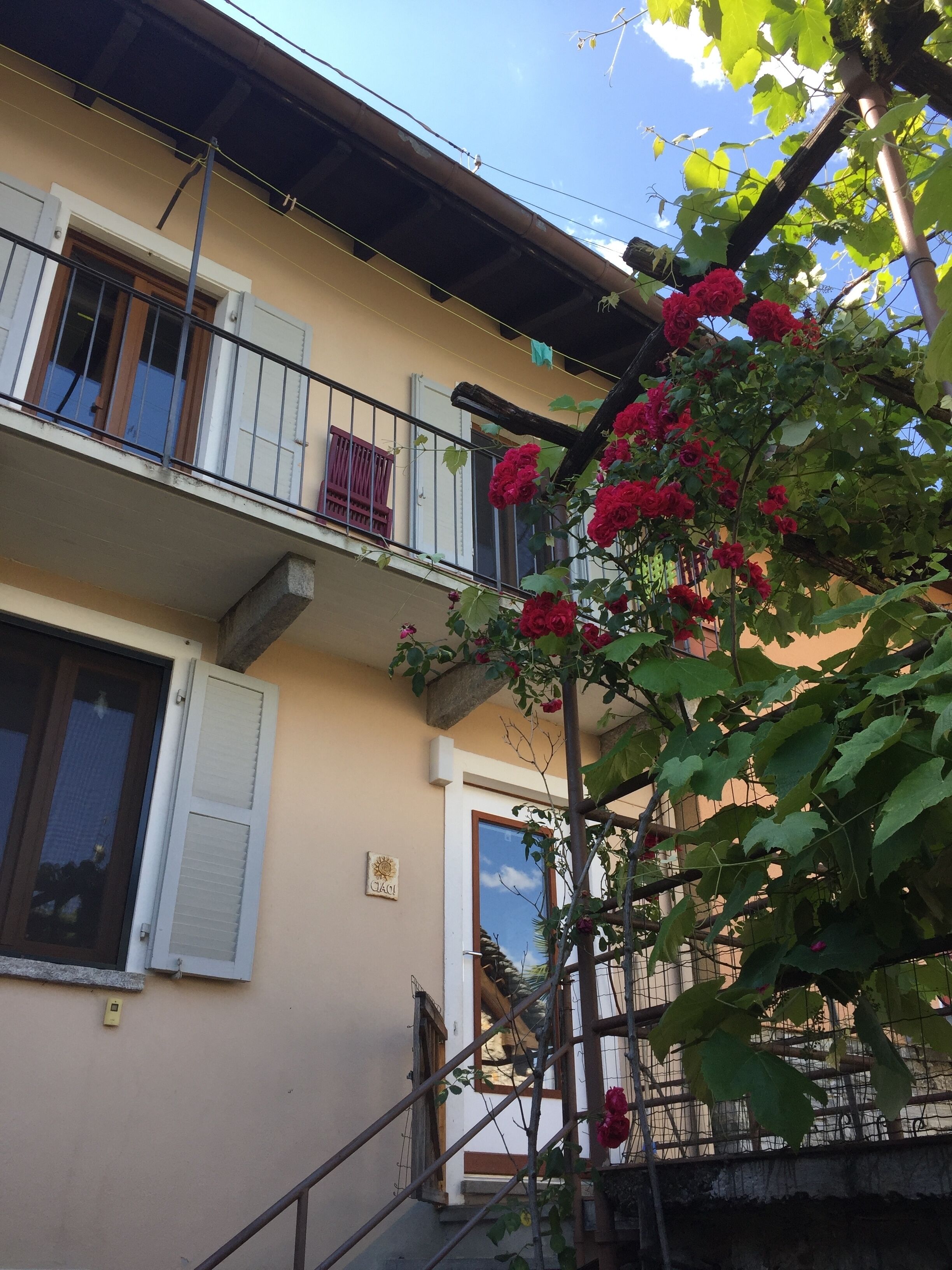 Un bâtiment à deux étages doté d’un balcon, d’une porte et d’une fenêtre.