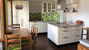 Kaffetrakter/tekoker, kjøleskap, ovn og kokeplater