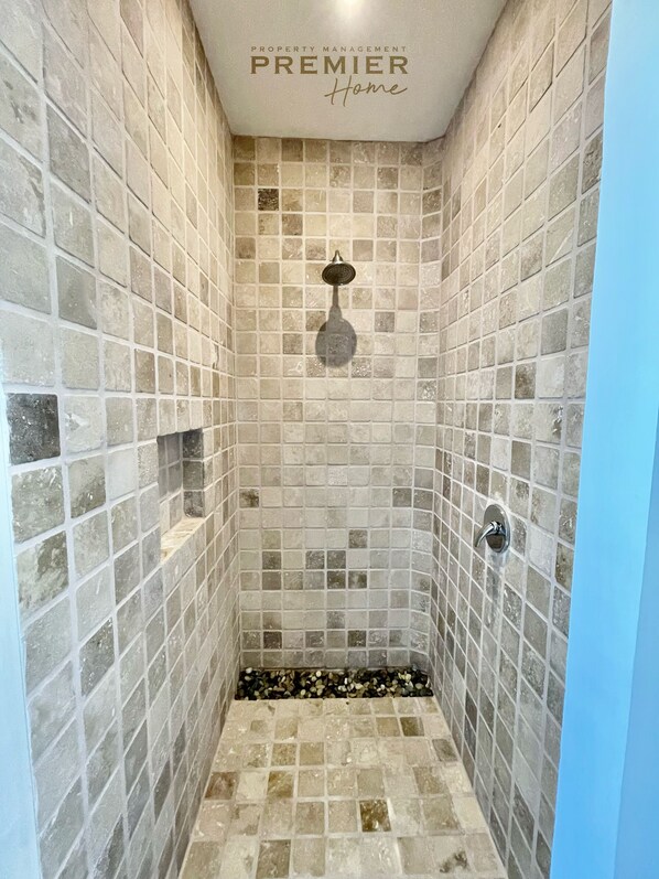 Dusche, Whirlpool, Haartrockner, Handtücher