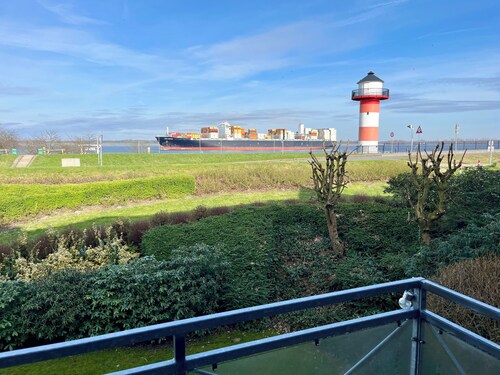 Spektakulärer Elbblick Direkt Aufs Wasser aus der Wohnung Oder von den Balkonen