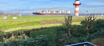 Spektakulärer Elbblick Direkt Aufs Wasser aus der Wohnung Oder von den Balkonen