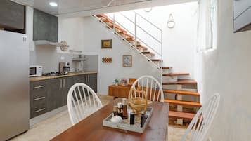 Frigorífico, microondas, placa de cocina y cafetera o tetera