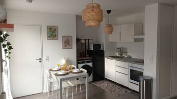 Kühlschrank, Mikrowelle, Ofen, Herdplatte