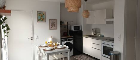 Een koelkast, een magnetron, een oven, een kookplaat