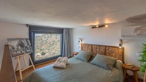 4 chambres, bureau, fer et planche à repasser, lit parapluie