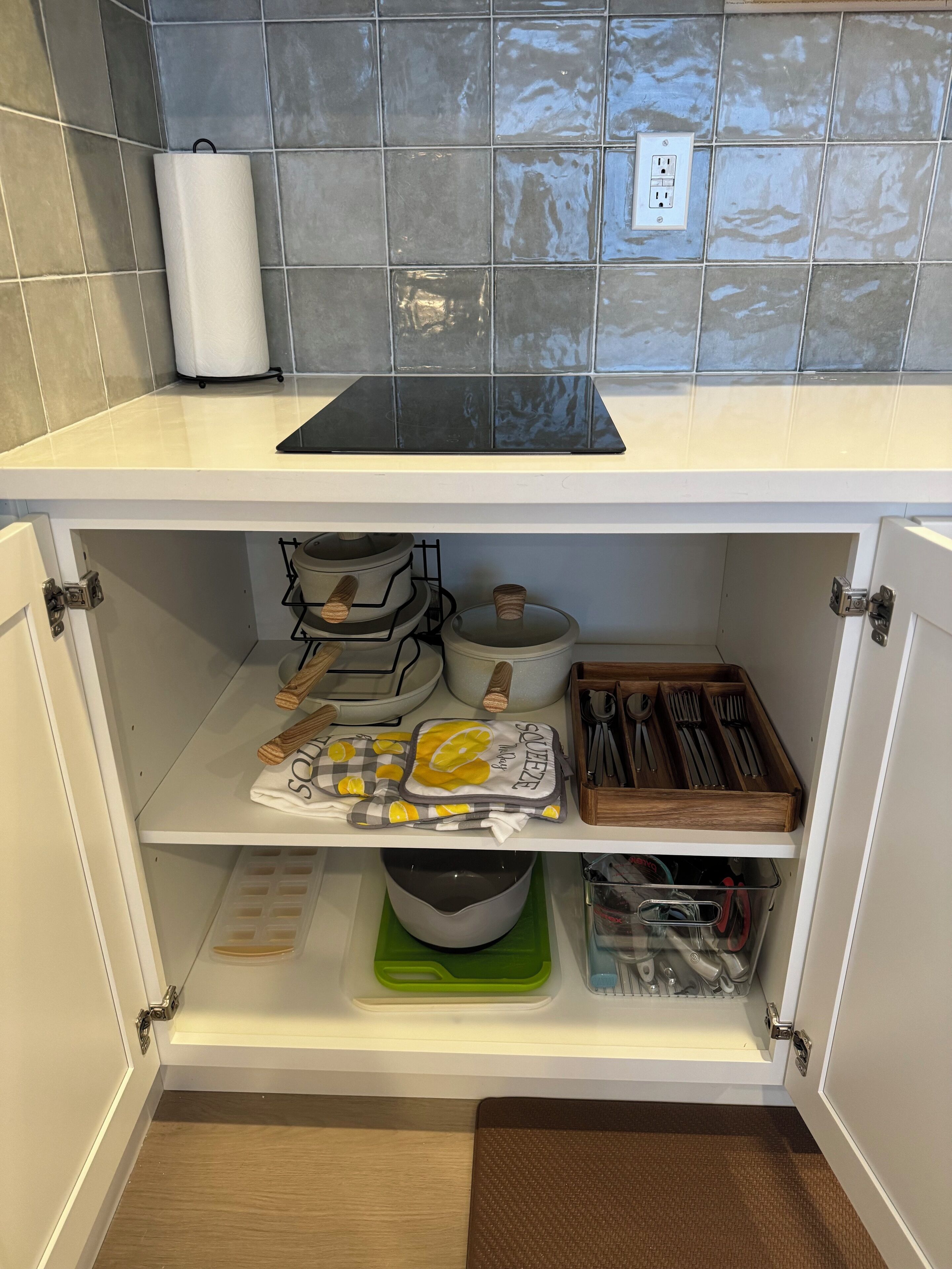 Refrigerador, microondas, parrilla de estufa y cafetera y tetera 