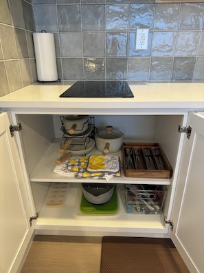 Refrigerador, microondas, placa de cocina, cafetera/tetera